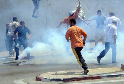 Las fuerzas de seguridad tunecinas utilizaron gases lacrimógenos el pasado viernes para dispersar una manifestación en la capital.
