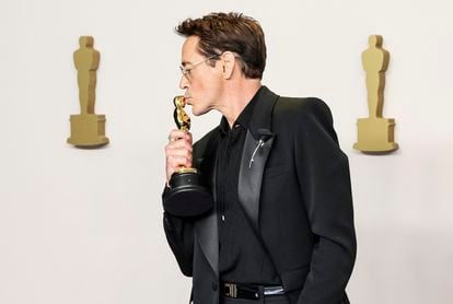 Downey Jr. posa con su premio en la sala de prensa de la premiación.