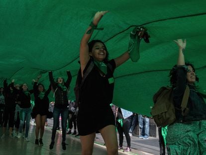 Decenas de mujeres de todas edades se reunieron en la calle Madero de la Ciudad de México para manifestarse a favor del aborto.