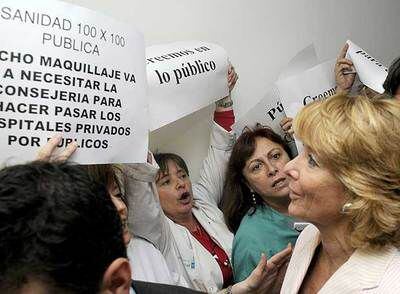 Protesta de los trabajadores del Ramón y Cajal ante la presidenta Aguirre el pasado 23 de mayo.