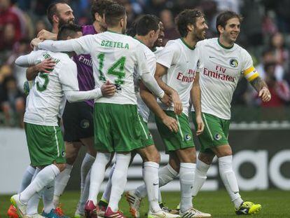 Ra&uacute;l, el segundo por la derecha, celebra un gol.