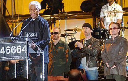 Nelson Mandela, durante su discurso, y, detrás de él, el guitarrista Dave Steward, el de The Edge y Bono.