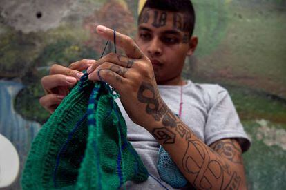 A former member of Barrio 18 gang, crochets a hat during a workshop at the prison of San Francisco Gotera, 161 km east of San Salvador on July 16, 2018.
 Members of two of the world's most feared gangs, El Salvador's Mara Salvatrucha and Barrio 18, prepare to reintegrate into society as they receive a range of classes in jail including DIY, music and knitting as part of a program known as 