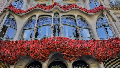 Aspecte que oferia ahir la Casa Batlló, recoberta de roses.