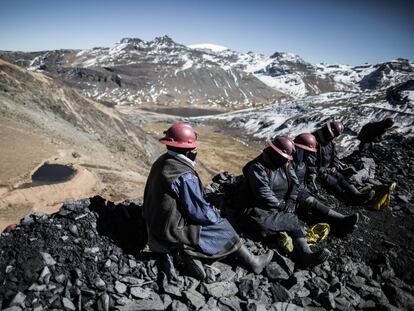 Un grupo de obreros descansa afuera de una mina en La Rinconada, cerca de la ciudad de Puno (Perú)