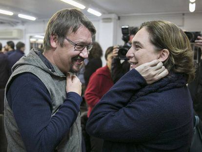 El portavoz de En Com&uacute; Podem en el Congreso, Xavier Dom&eacute;nech , junto a la alcaldesa de Barcelona, Ada Colau.