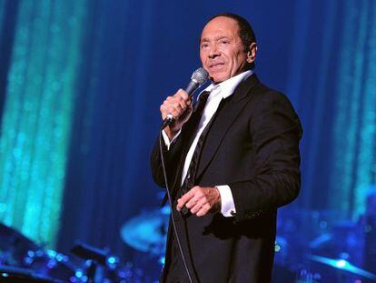 Paul Anka, durante una actuaci&oacute;n en el Casino de Par&iacute;s, en 2011.