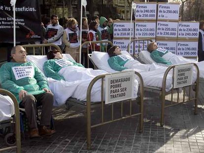 Activistas de Médicos sin Fronteras, durante una protesta ante la sede de Novartis en Barcelona.