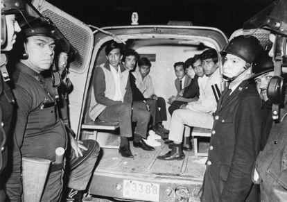 La policía capturó una camioneta llena de estudiantes después registrar todos los edificios en la Plaza Tlatelolco el 3 de octubre de 1968.