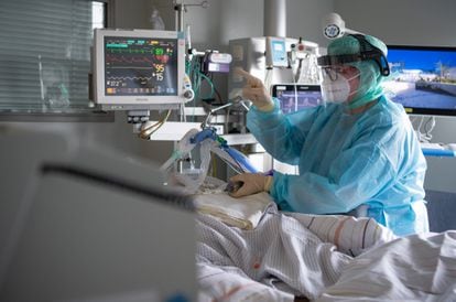 Una enfermera atiende a un paciente de covid en la UCI del hospital de Fulda, en el centro de Alemania.