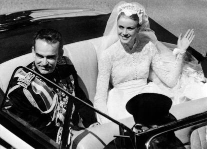 El príncipe Raniero III de Mónaco y la princesa Grace Kelly en el día de su boda, el 19 de abril de 1956. 