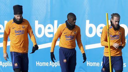 Dembélé, en el centro de la imagen, junto a Piqué y Mingueza, en el entrenamiento del Barcelona.