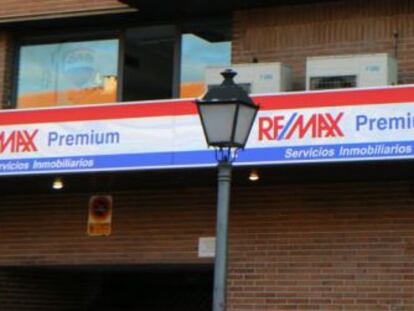 Fachada de un local de RE/MAX.