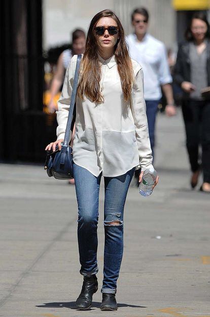 Elisabeth Olsen es todo un ejemplo de cómo lucir "con nota" una camisa masculina con unos simples jeans rotos y unos botines moteros.