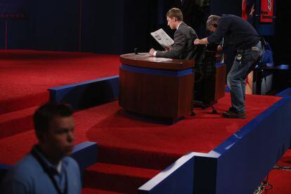 Un joven posa como moderador para las pruebas de imagen en el debate presidencial entre Barack Obama y Mitt Romney. 