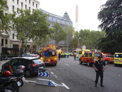 Los bomberos han tenido que rescatar de debajo de los escombros al fallecido y a otros tres operarios