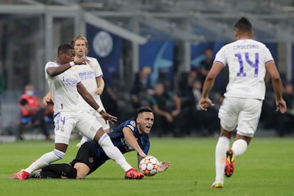 Alaba and Lautaro fight for a ball before the eyes of Casemiro and Modric.