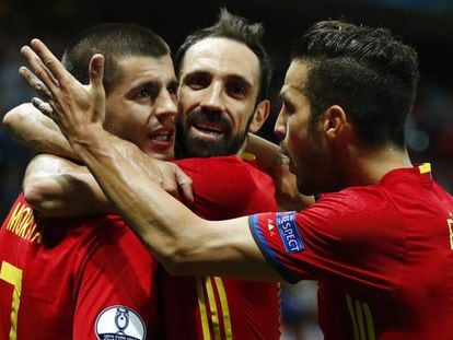 Morata, Juanfran y Cesc celebran un gol.