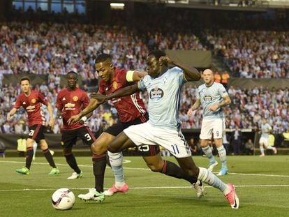 Pione Sisto, del Celta, durante el partido ante el Manchester.