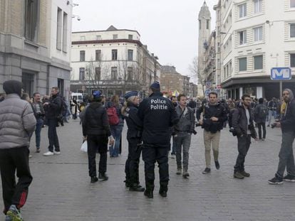 Dos agentes vigilan una calle del barrio de Molenbeek. 