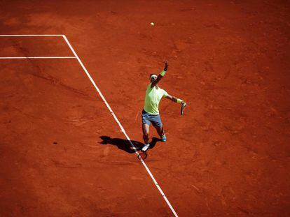 Nadal sirve durante las semifinales del viernes contra Roger Federer en la central de París.