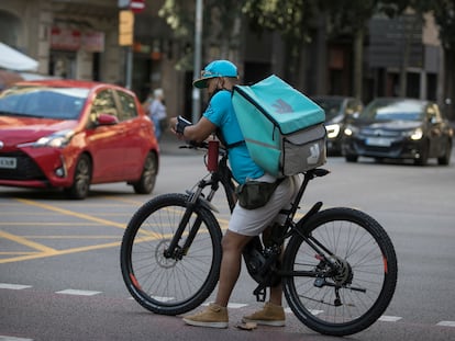 Un 'rider' de Deliveroo en el centro de Barcelona.