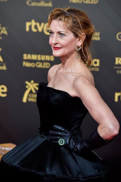 La actriz Azucena de la Fuente, miembro de la Academia del Cine, añadió el toque de glamour a su vestido negro con unos guantes de cuero.