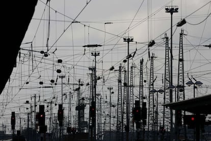 Torres de electricidad en la principal estación de trenes de Fráncfort (Alemania).