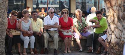Un grupo de jubilados de vacaciones en Benidorm.