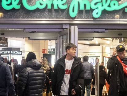 Clientes a la entrada de un establecimiento de El Corte Inglés en Madrid.