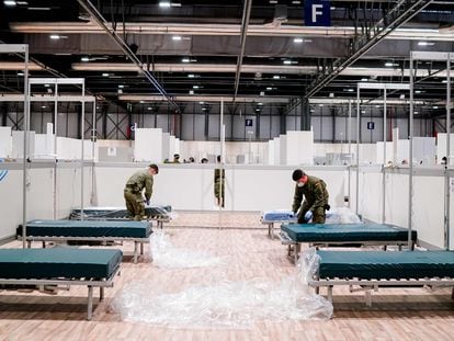 Labores de acondicionamiento de camas en el hospital de campaña en Ifema, en Madrid,  el pasado 26 de marzo.