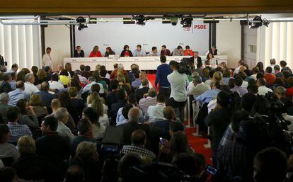 Vista general de la reunión del PSOE en Ferraz