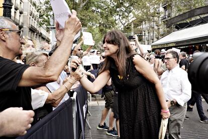 Laura Borras se acerca a los manifestantes tras el el acto de homenaje a las víctimas del atentado del 17-A en las Ramblas.