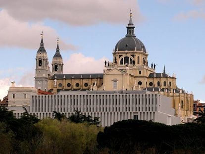 El Museo de las Colecciones Reales (en primer plano), con la catedral de la Almudena, al fondo. 