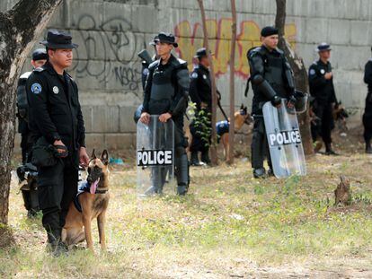 Policías nicaragüenses con caninos hacen guardia en Managua, en una fotografía de 2020.