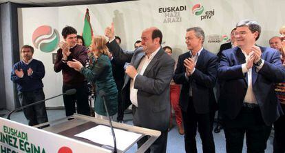 Gesto de satisfacción de Andoni Ortuzar, a quien acompañan el lehendakari y el futuro alcalde de Bilbao, Juan Mari Aburto.