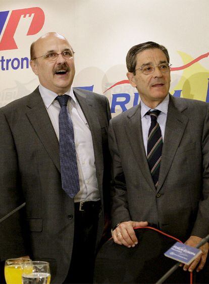 Francisco Berjón, a la izquierda, junto al presidente de BBK, Mario Fernández, ayer en Bilbao.