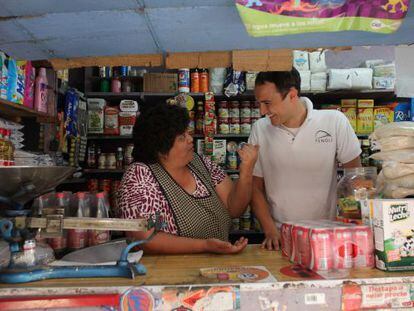 Lourdes Ríos y Thomas Ricolfi en una tienda de México DF.