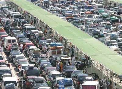 Miles de vehículos aguardan en el puerto de Algeciras el momento de embarcar hacia Marruecos durante el Paso del Estrecho de 2005.