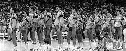 Los ganadores de la plata en Los Ángeles 84 escuchan el himno estadounidense en el podio. De izquierda a derecha: Beirán, Llorente, Arcega, Margall, Jiménez, Romay, Fernando Martín, Corbalán, Solozábal, De la Cruz, Iturriaga y Epi.
