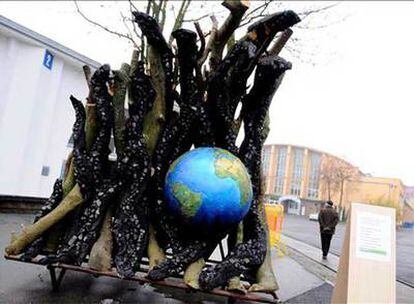 La organización ecologista ha instalado frente a la sede de la cumbre una escultura de tres metros de altura que recrea la Tierra arrasada por una ola gigante de CO2.