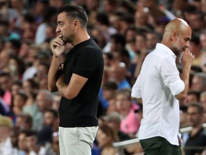 Xavi Hernandez y Pep Guardiola, durante un partido amistoso en 2022.