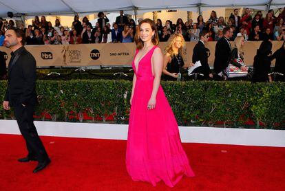 La londinensa Emilia Clarke sorprendió en la alfombra roja con un modelo con escote de vertigo firmado por Dior Alta Costura. La joyas también eran de Dior.