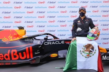 Sergio 'Checo' Pérez posa con su coche, este martes en Ciudad de México
