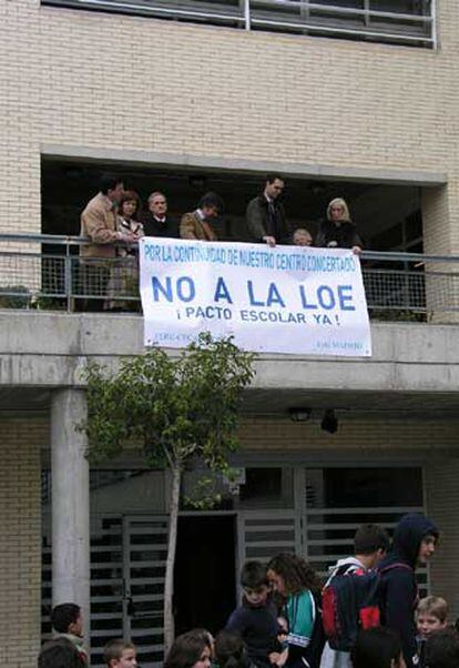 Pegada de carteles de la FERE en el colegio Sagrada Familia de Madrid.