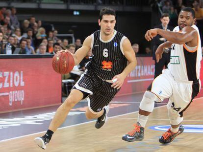Nikos Zisis, a la derecha, perseguido por Jeter Lance en el partido de Alemania.