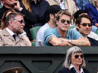 Guy Ritchie y Brad Pitt en la final masculina de Wimbledon, el 16 de julio de 2023, en Londres.