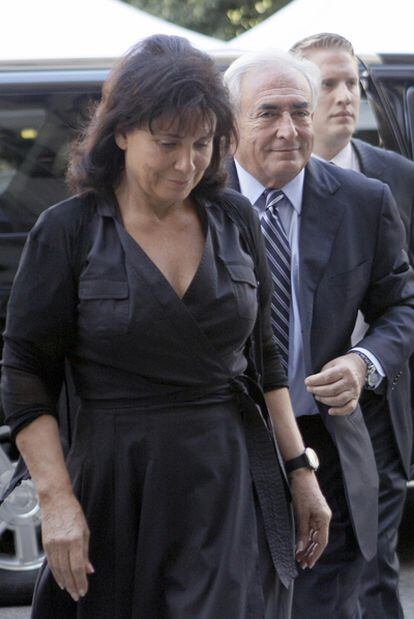 Dominique Strauss-Kahn y su esposa, Anne Sinclair, llegan al tribunal de Manhattan.