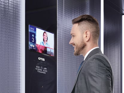 La cabina de un elevador se transforma en un espacio abierto y digitalizado.