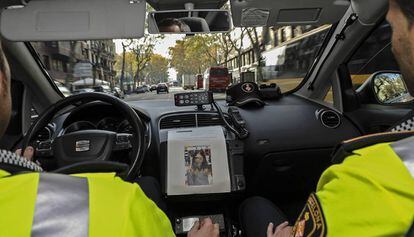 Una patrulla de la Guardia Urbana con la foto de Martina, distribuida por los Mossos.